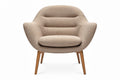 **Technische titel in het Nederlands: Moderne design fauteuil met houten poten**